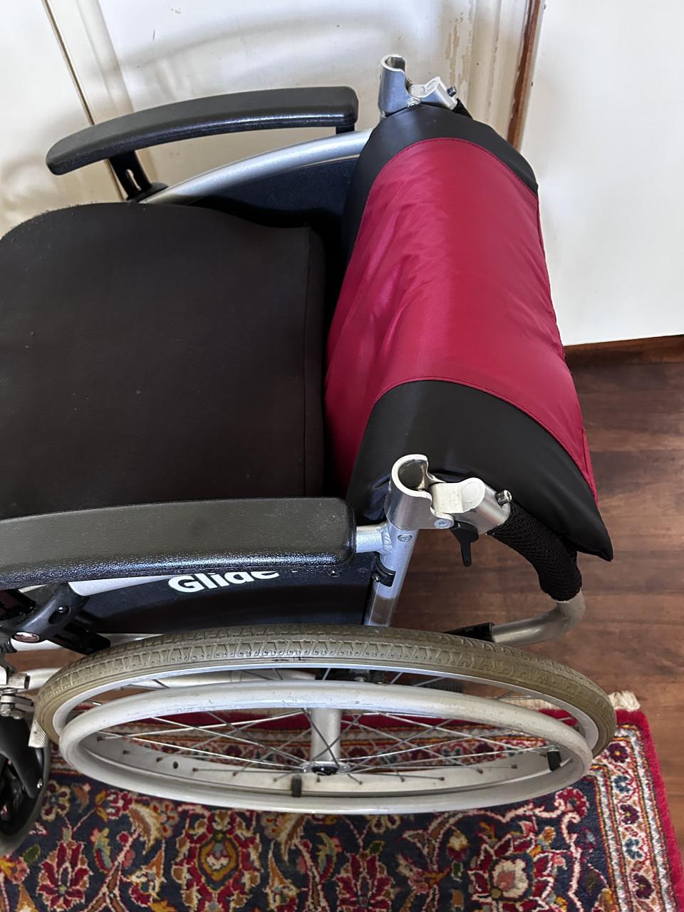 Rolstoel lichtgewicht, Vierpoot wandelstok (nieuw) en éénhandige rollator