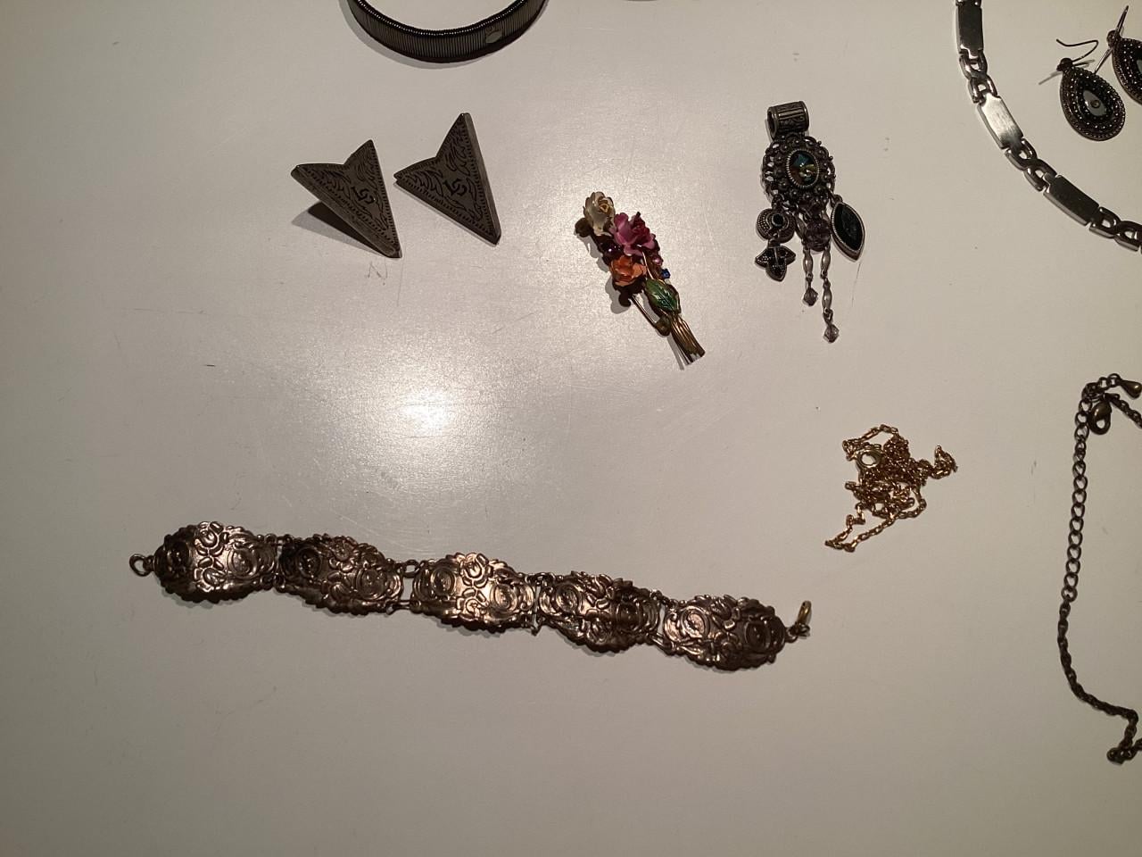 Diverse kettinkjes oorbellen etc voor de hobbyist. Goes.