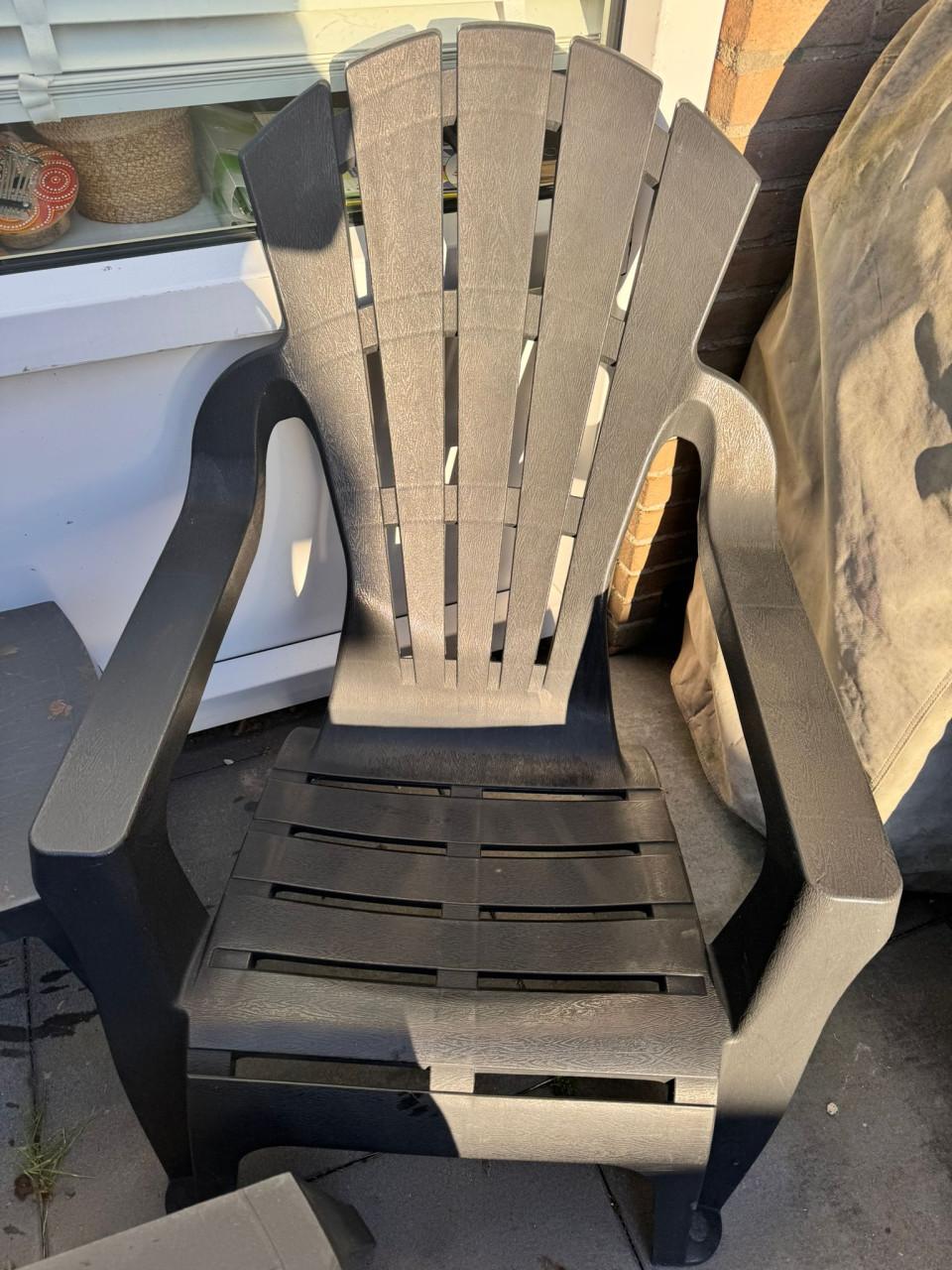 Tuinstoelen met tafeltjes