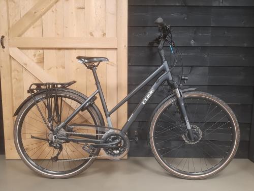 Nette 2 jaar jonge Cube E touring met 27 versnellingen
