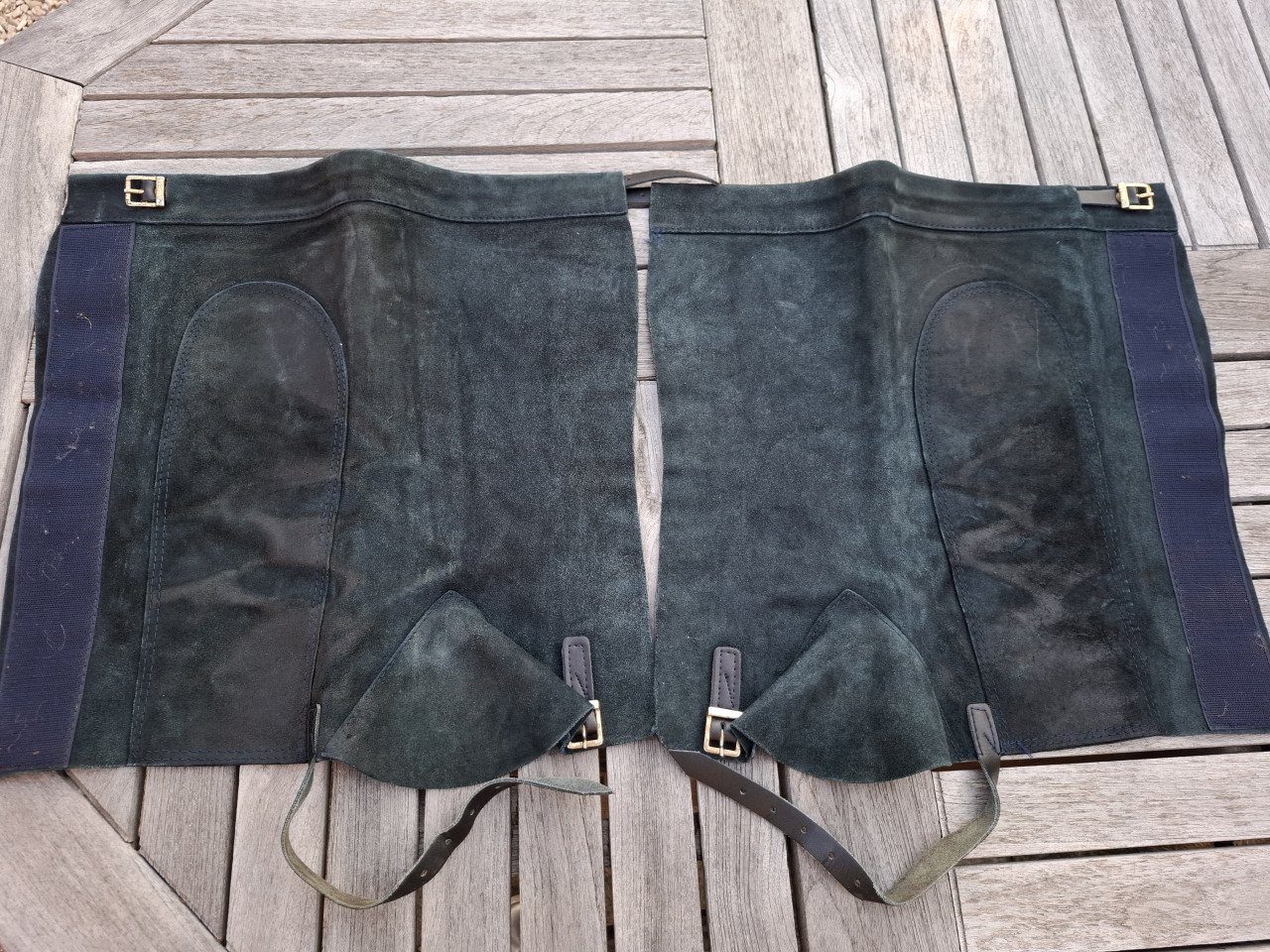 Chaps donkerblauw & een setje zwart met groen.
