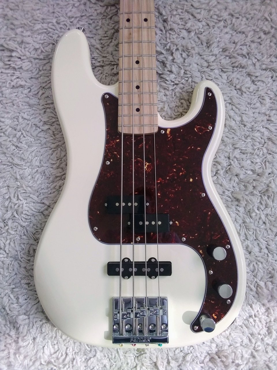 Squier Affinity PJ Bass Olympic White 2024 met upgrades, ZGAN