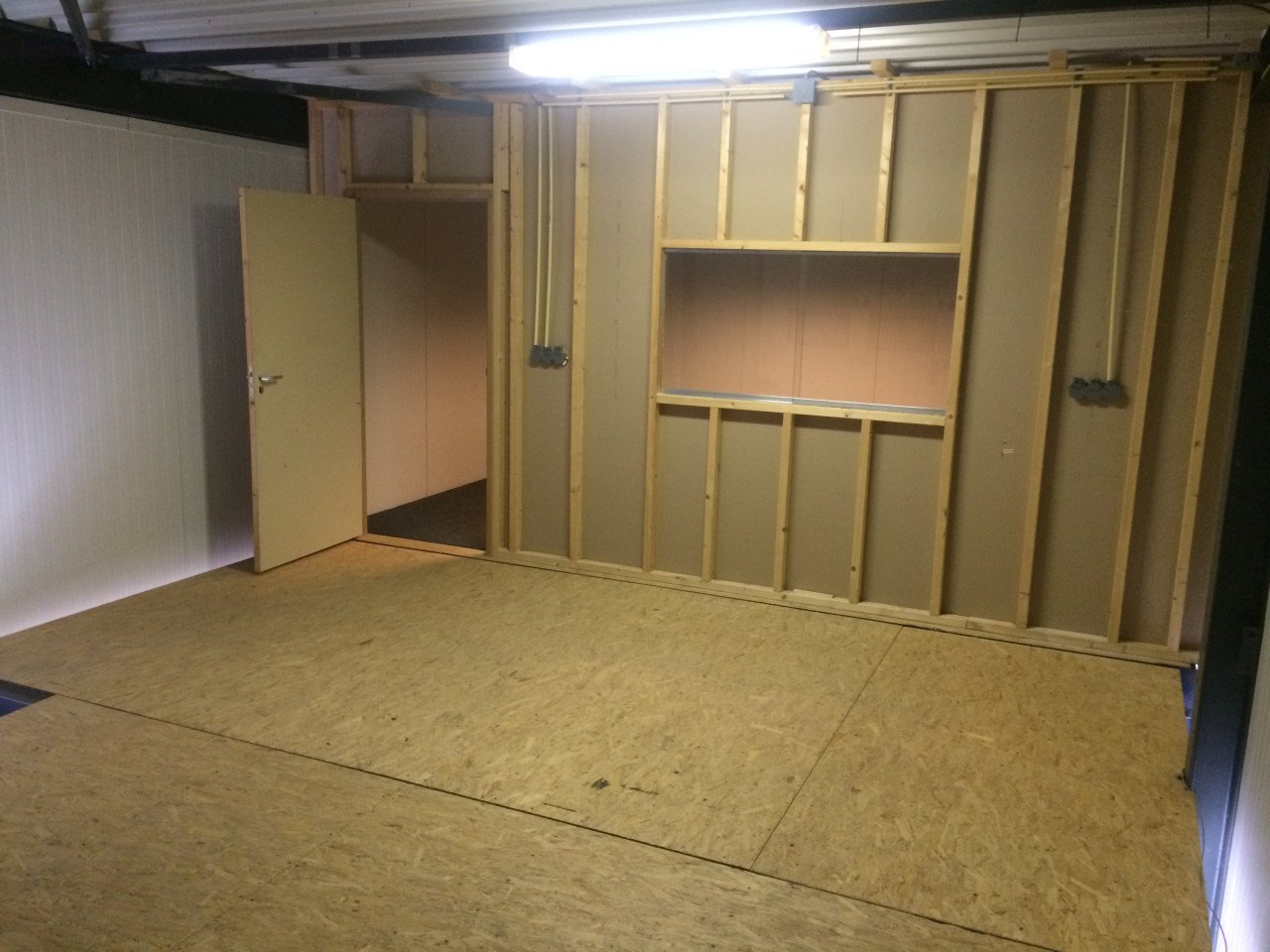 TE HUUR bedrijfsruimte / unit / loods / kantoor