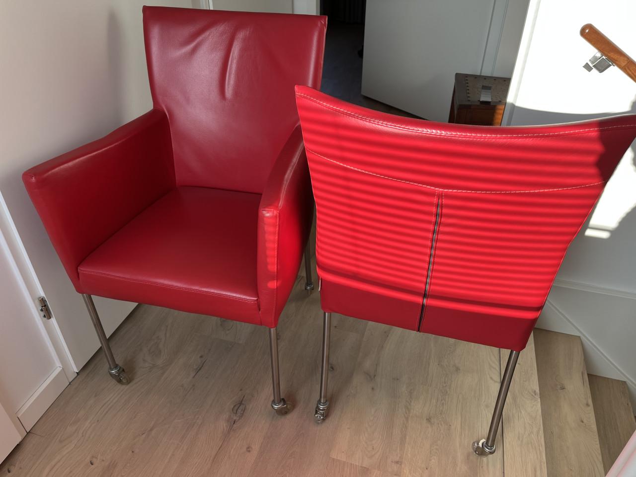 Twee Creafort fauteuils rood leder