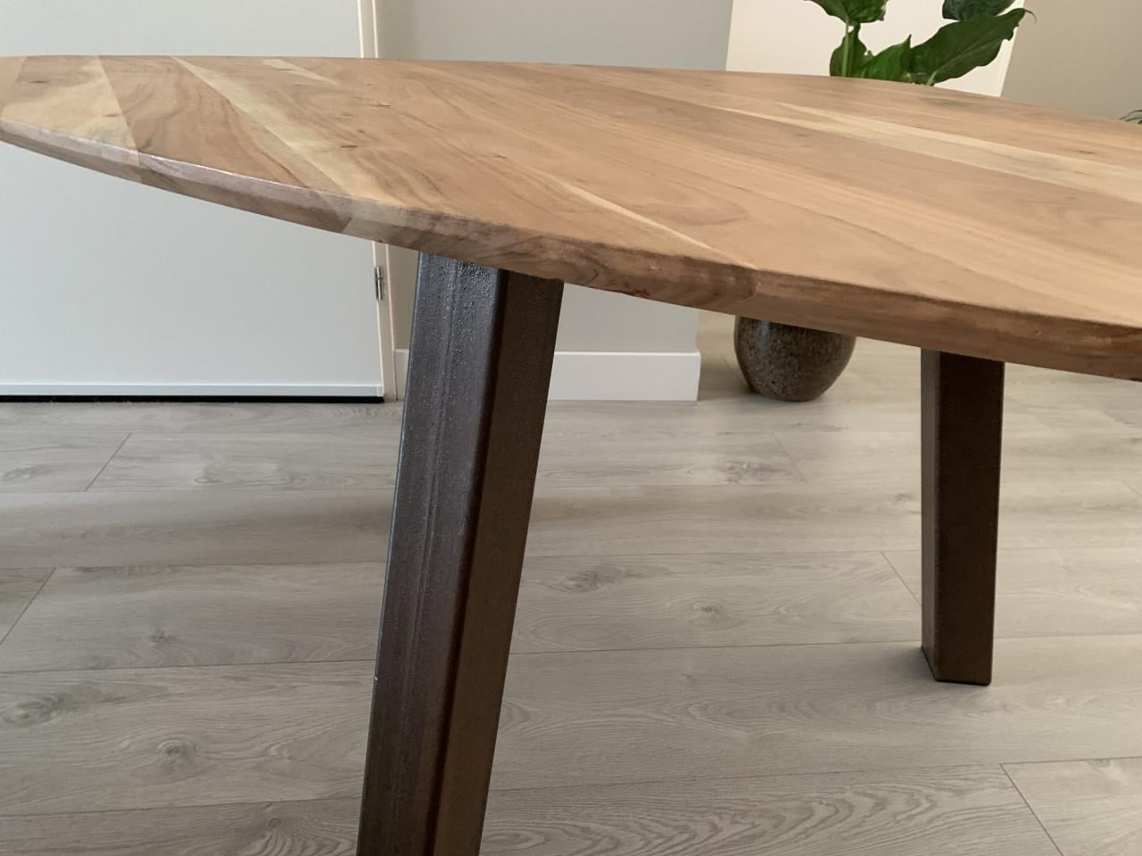 Driehoek eettafel 135 cm hoog 76 cm,