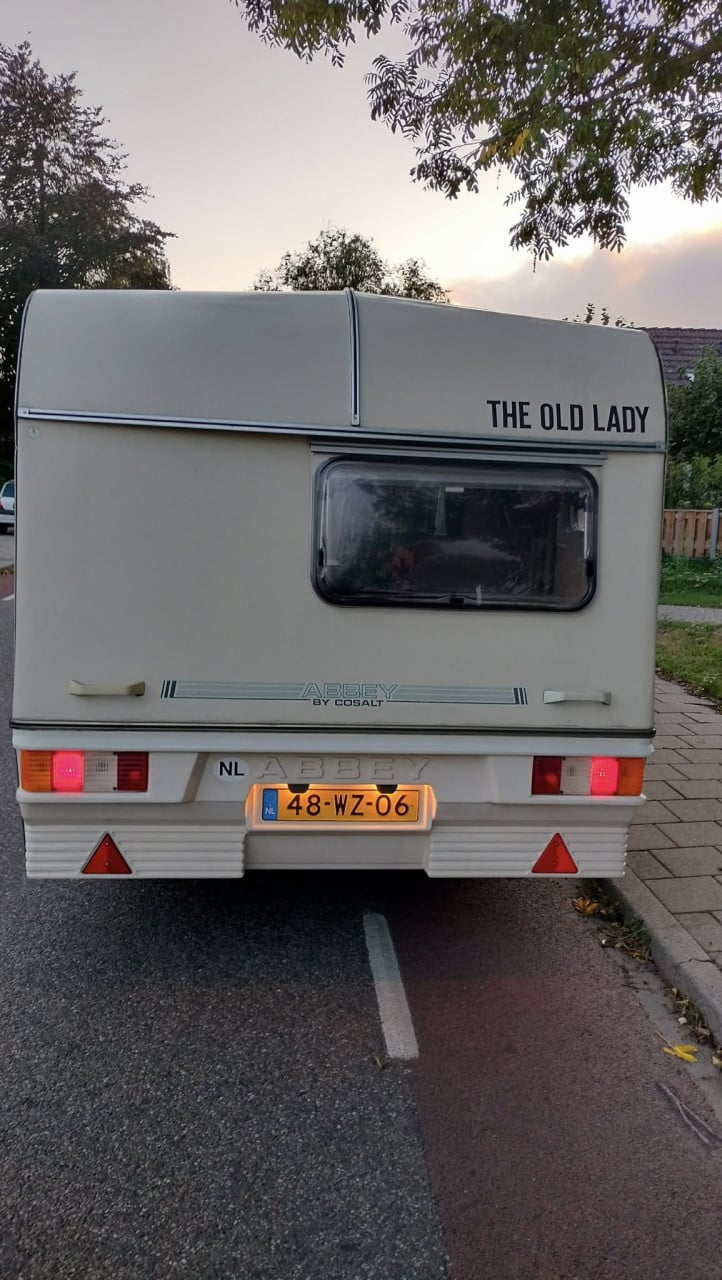 Abbey caravan met ENKELE bedden plus voortent en luifel