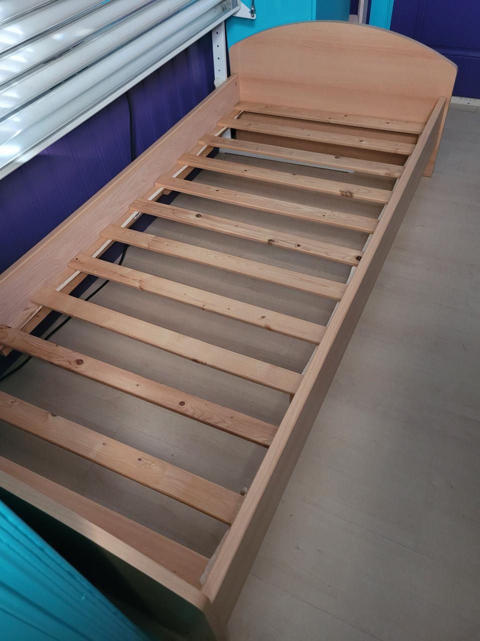 1 persoons logeerbed 90x200cm met houten lattenbodem en matras