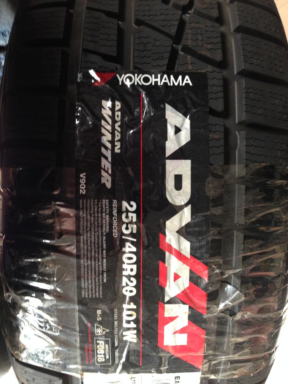 2 SPLINTERNIEUWE Yokohama V902 255/40R20 101W winterbanden