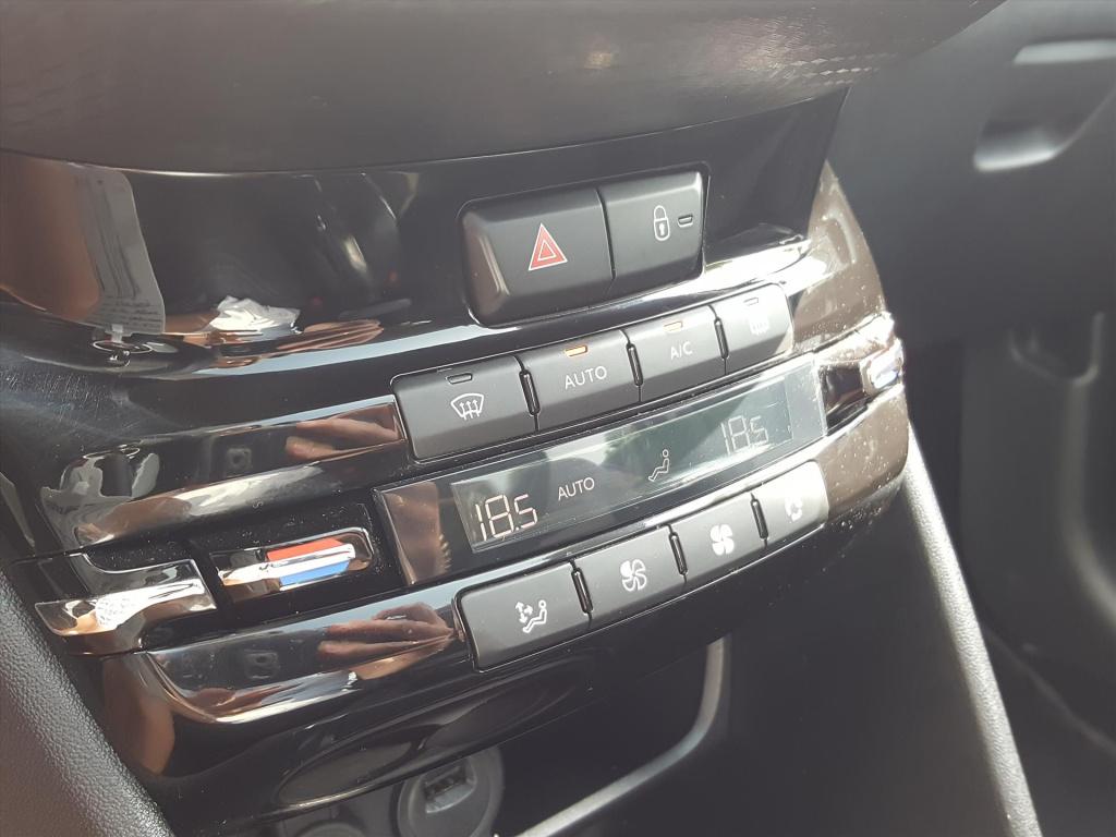 Peugeot 208 blue l. allure 1.5 bluehdi-100pk apple carplay & android auto |