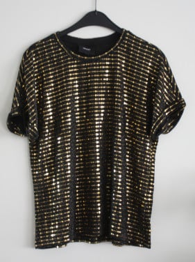 Zwart shirt met goudkleurige patroon er op maat m