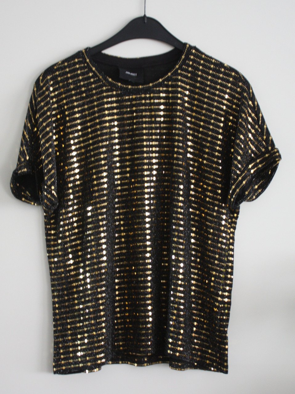 Zwart shirt met goudkleurige patroon er op maat m