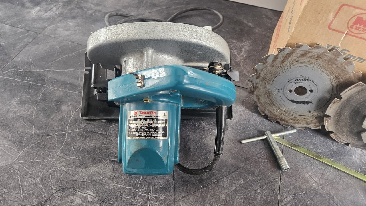 Makita Cirkelzaag SR1800 – 1200W met zaagbladen en originele doos