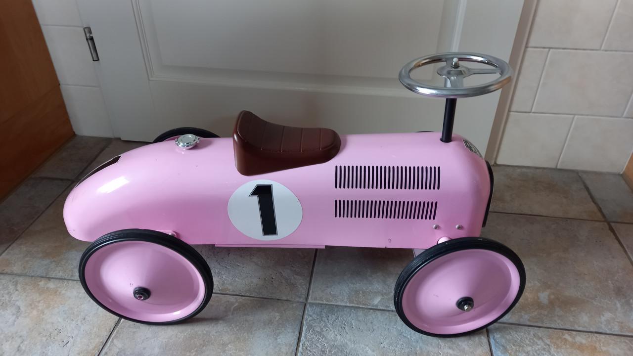 Roze retro loopauto