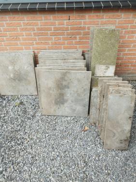 Gratis tuintegels, zijn nog bezig met eruit halen.