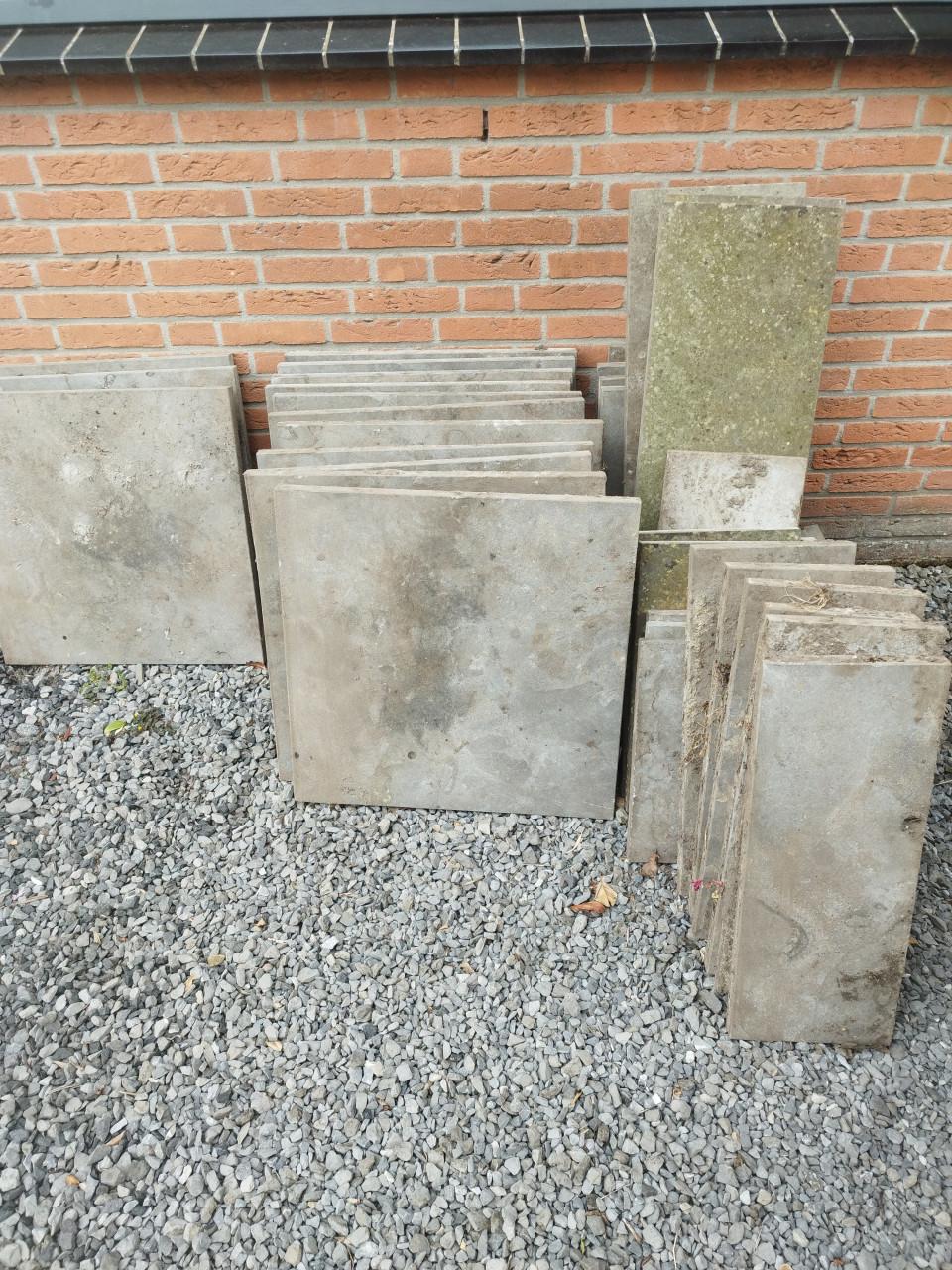 Gratis tuintegels, zijn nog bezig met eruit halen.