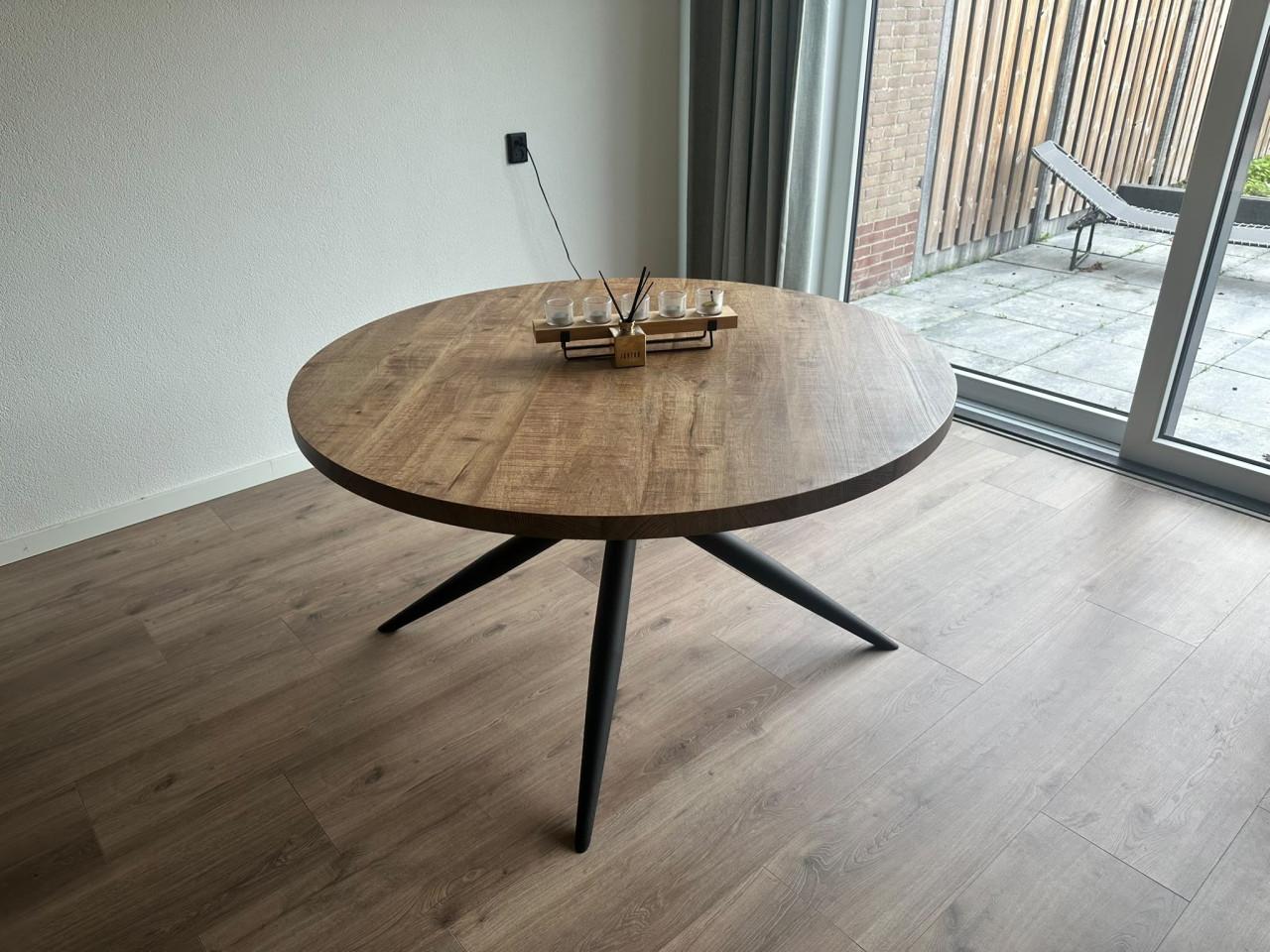Mooie ronde eethoek + bijzet tafels