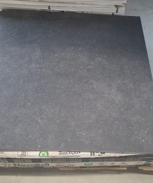 3030-163 ca 26 m² zwarte tegels, 100x100 cm, van €69,31 per m² voor