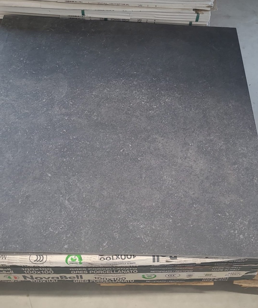3030-163 ca 26 m² zwarte tegels, 100x100 cm, van €69,31 per m² voor