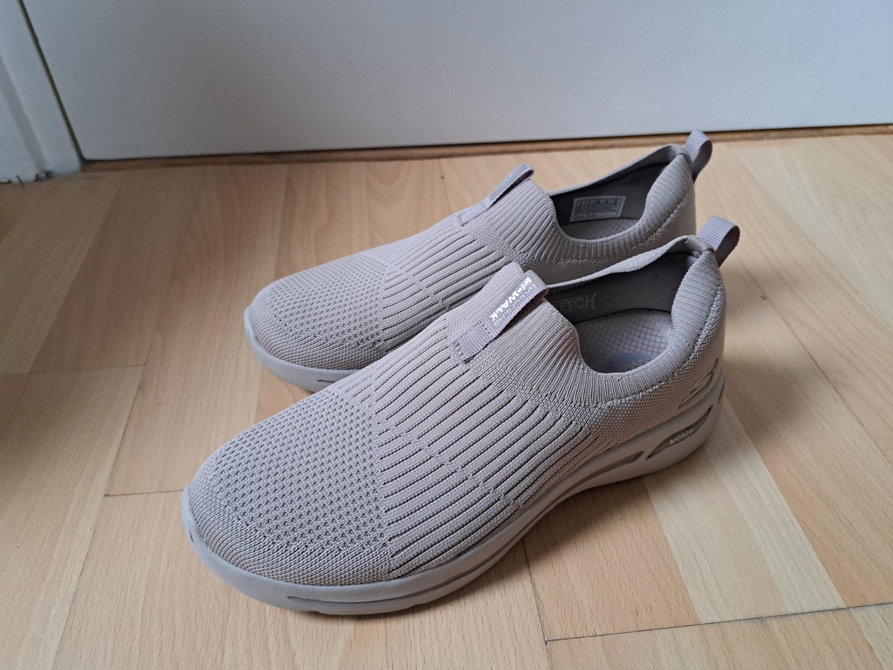 Sketcher schoenen beige.