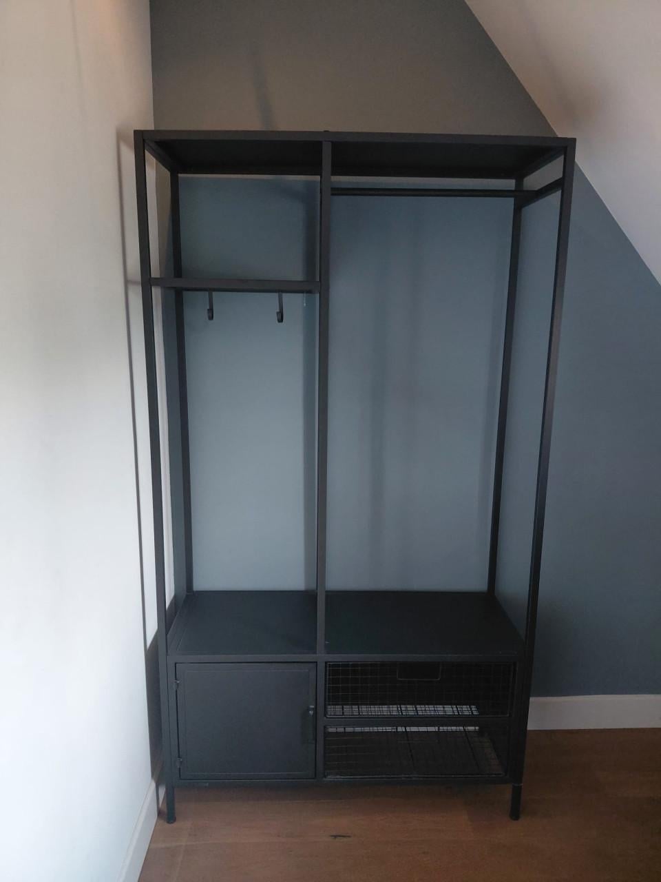 Stalen kast vaste prijs €50,-