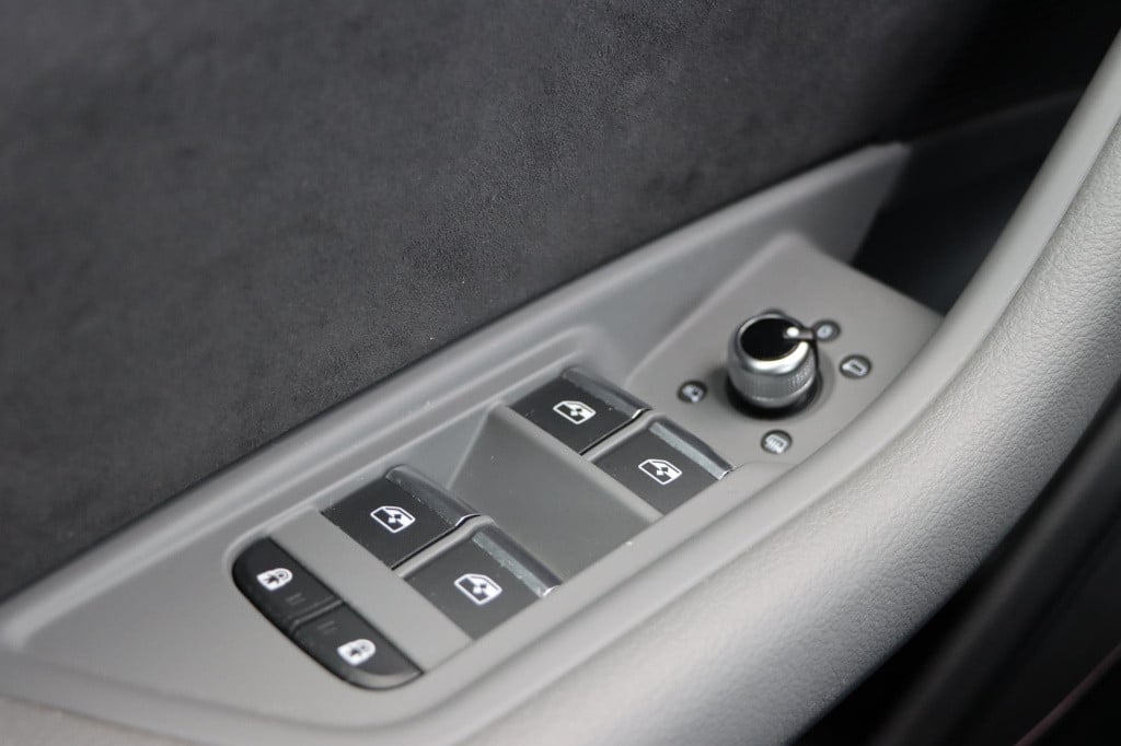 Audi A4 limousine 35 tfsi launch edition sport