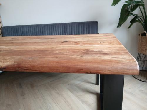 Eetkamertafel met robuust acacia hout blad