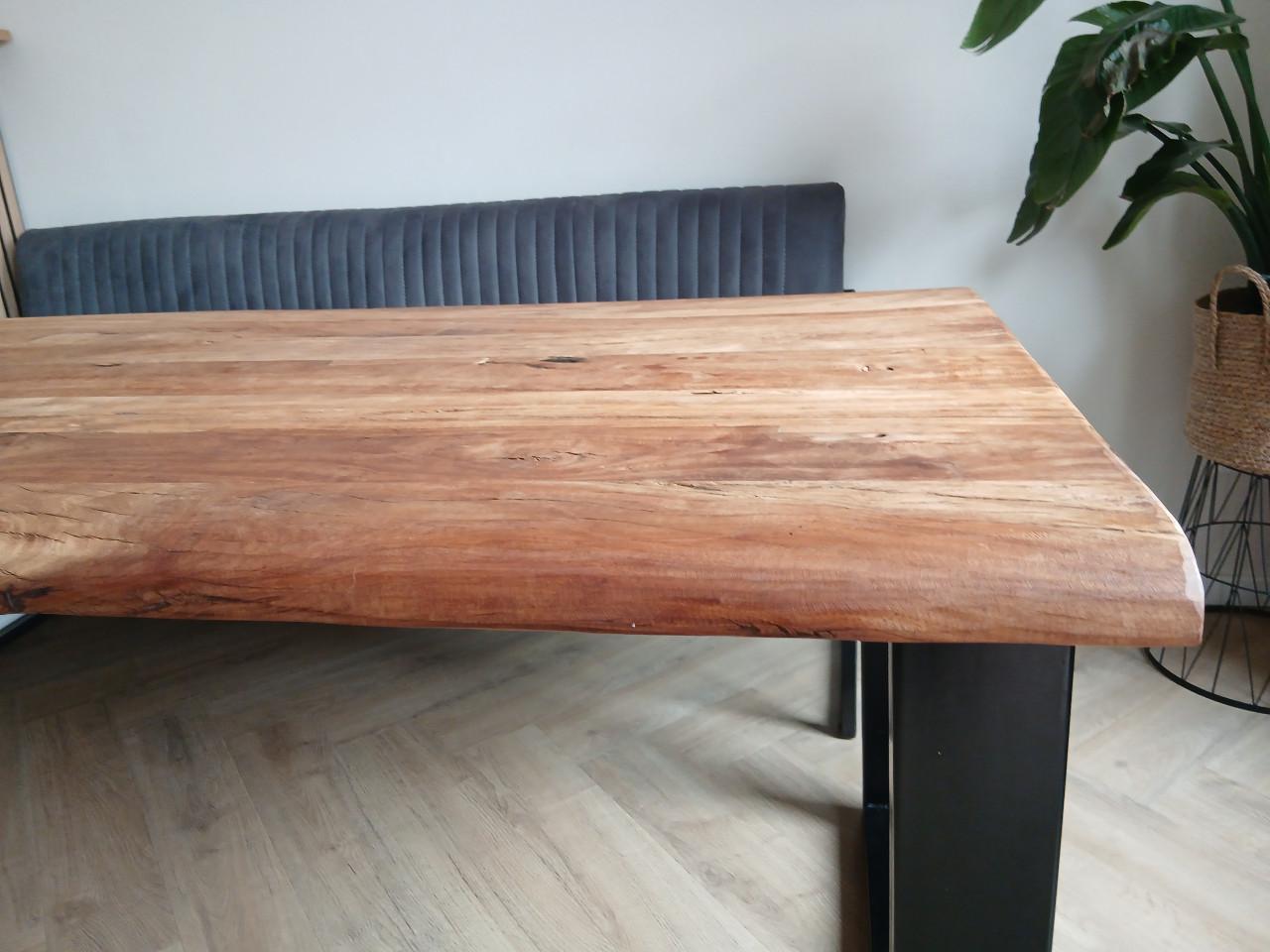 Eetkamertafel met robuust acacia hout blad