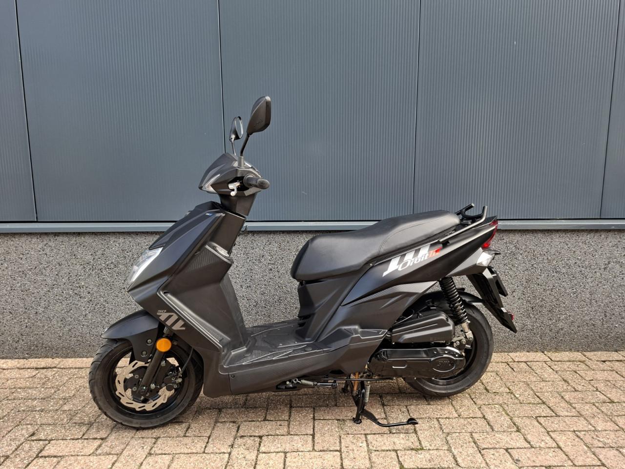 SYM Orbit III zwart 45 km/h met fabrieksgarantie