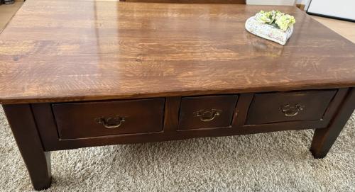 Stevige perfecte Teak Eiken Salontafel. Geen krassen of andere plekken.