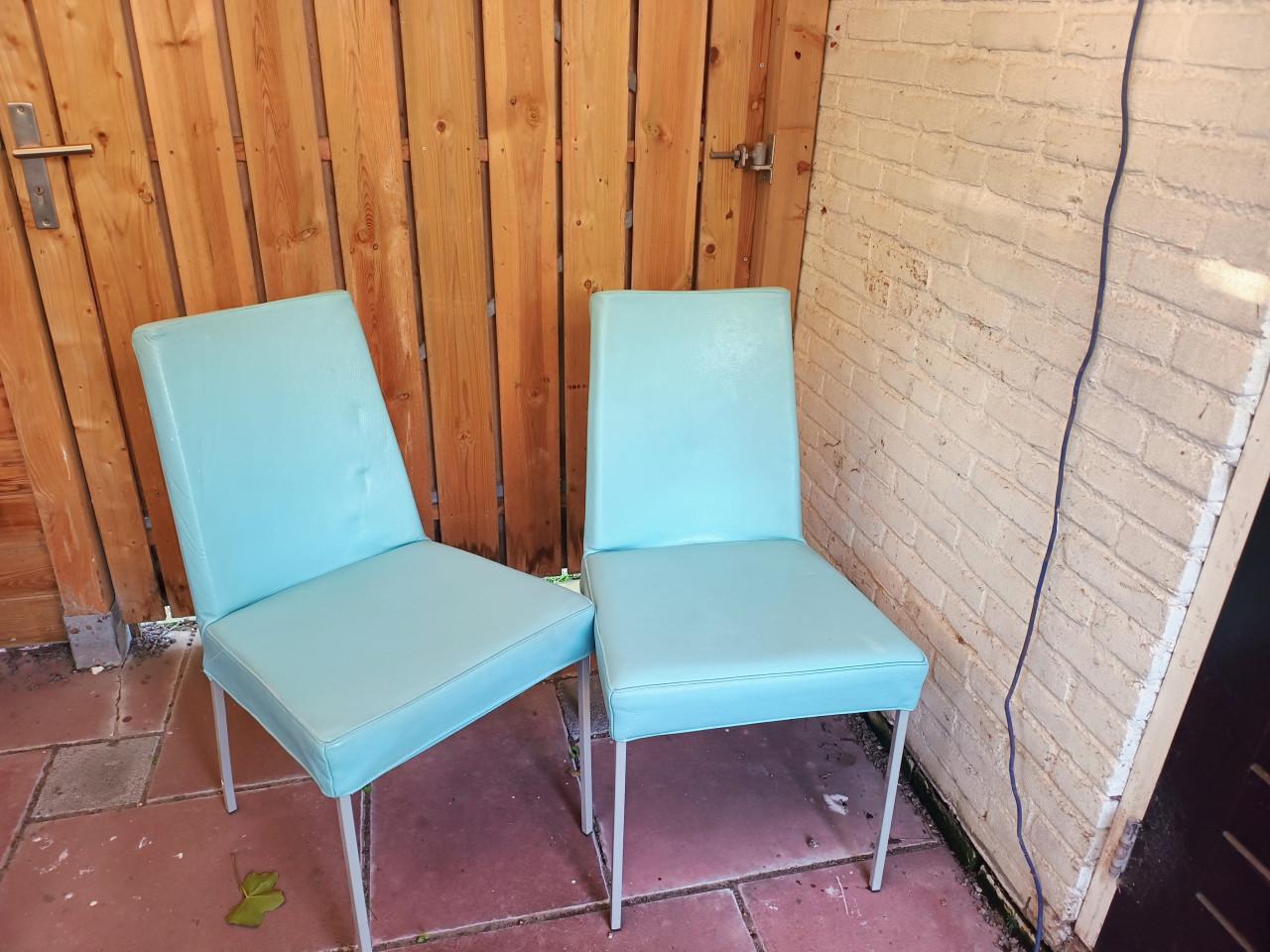 2 stoelen leder
