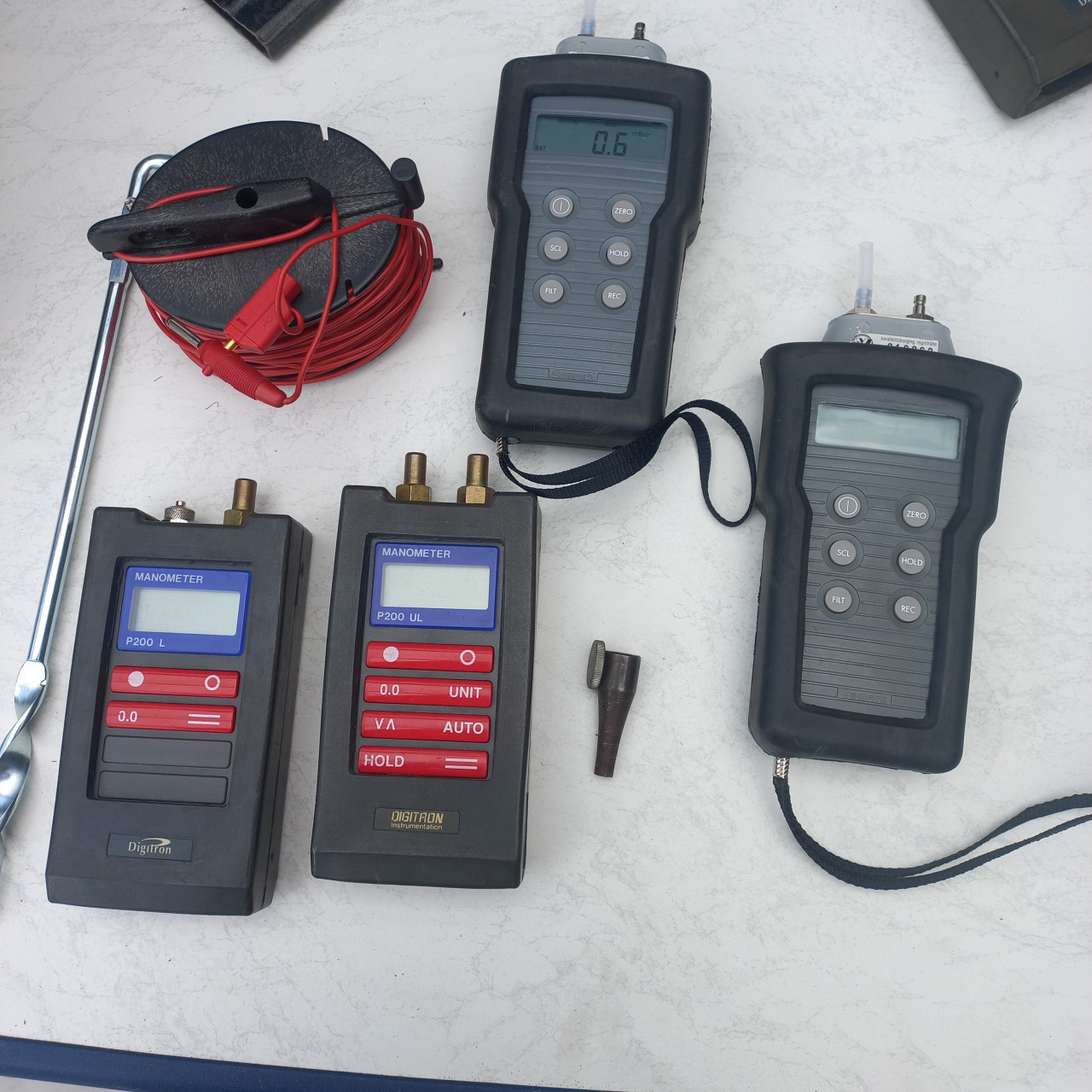 2 x manometers 2x drukmeters.