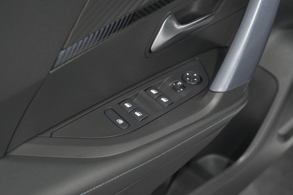 Peugeot 2008 puretech 130 allure | trekhaak | camera | navigatie | parkeers