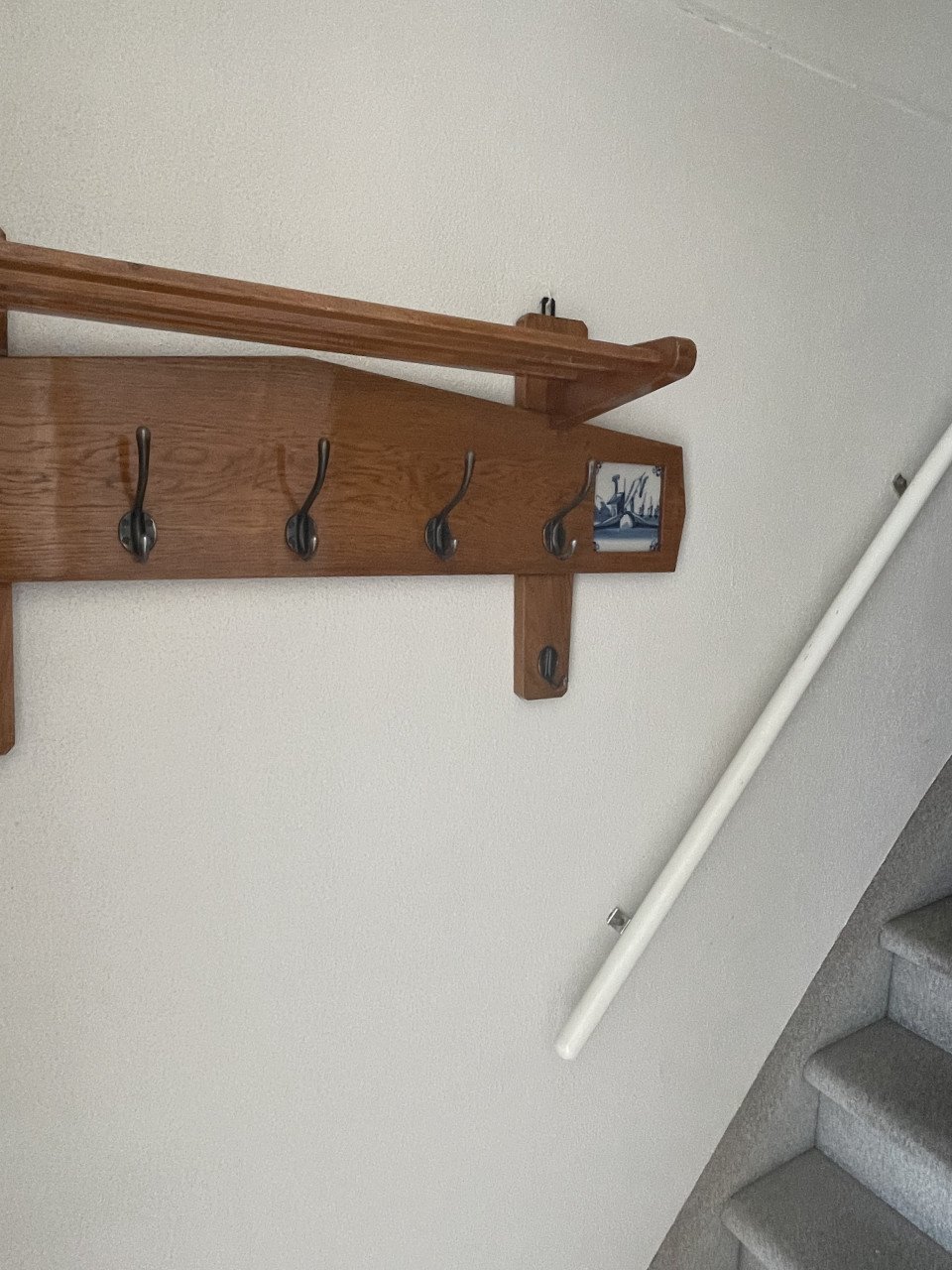 Unieke vintage kapstok met 2 delftsblauwe tegeltjes
