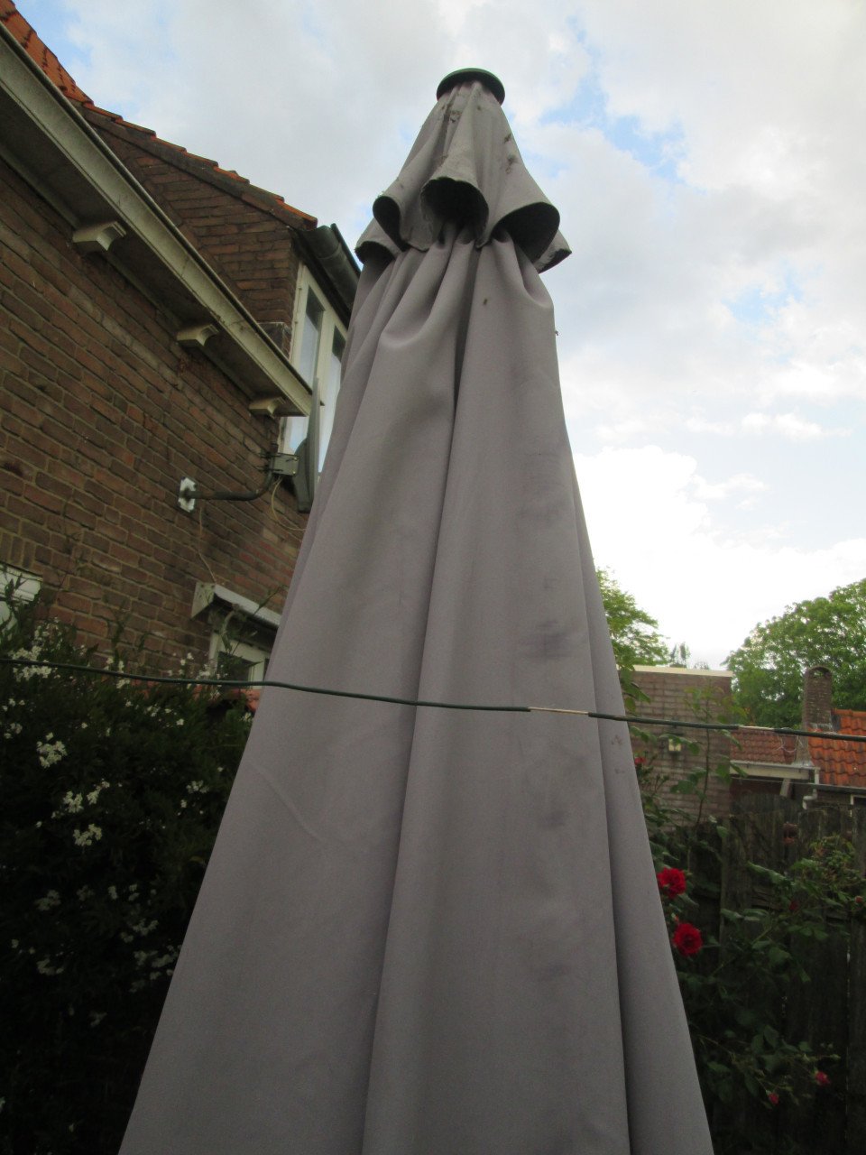 Parasol en betonnen parasolvoet