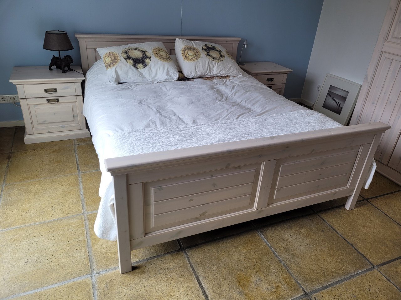 Bed met 2 nachtkastjes