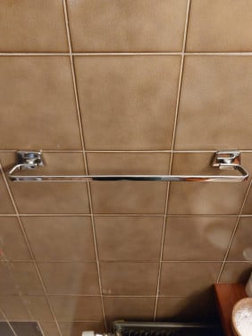 Douche accessoires: hoekplateau, handdoekrek, wandbeugel