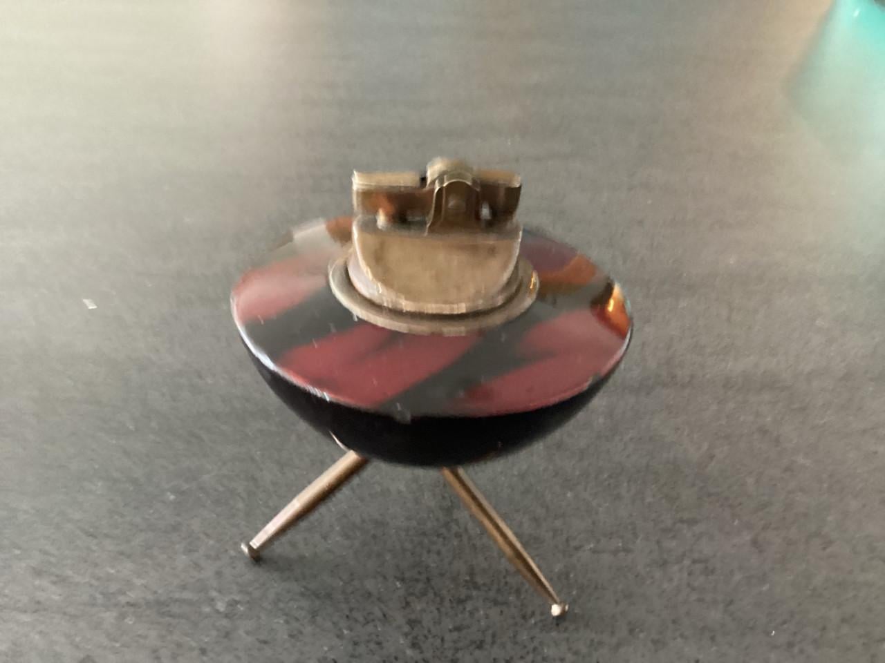 Tafelmodel aansteker en doosje. (pillen? )