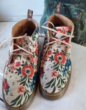 Als nieuwe beige gebloemde Dr.martens mt 38