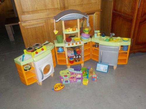 Mooie kwaliteit 3 delig kinderkeuken met heel wat extras