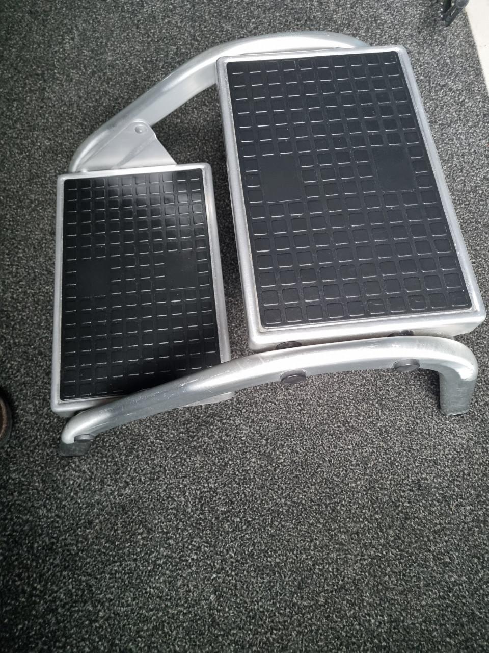 Caravan opstapje dubbel aluminium Hama