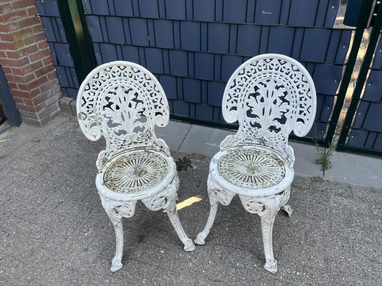 2 sets van 2 gietijzeren Bistrostoeltjes