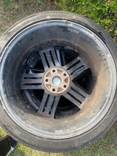 Te koop 4 velgen met banden komen onder een golf gtd vandaan