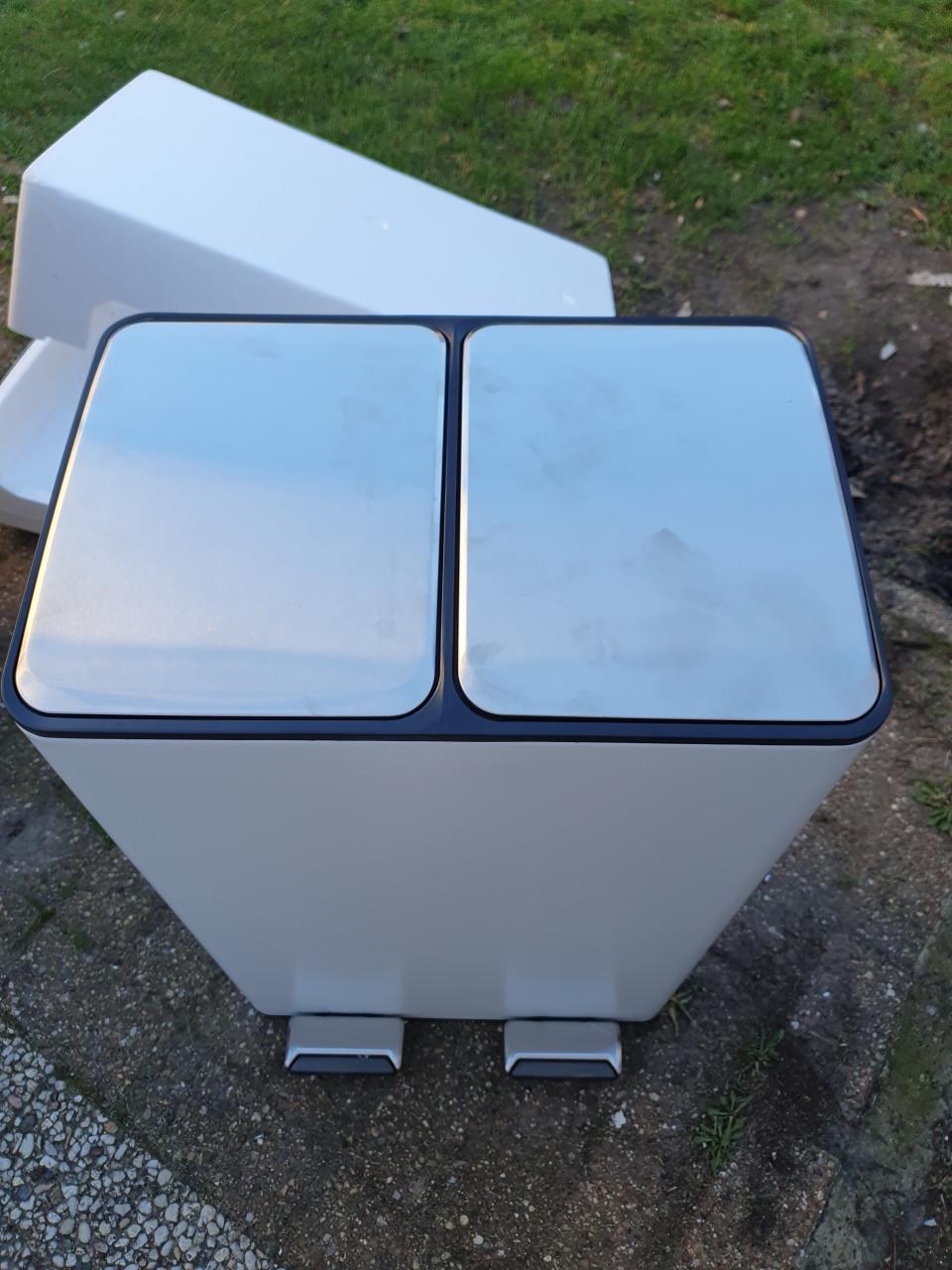 Bayt prullenbak 60 L wit | bijna nieuw, kleine deuk