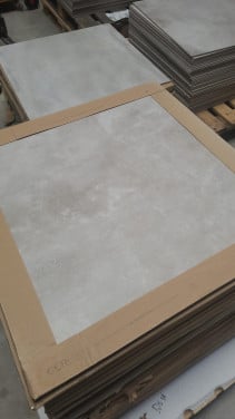3030-188 ca 70 m² wit/grijs/beige tegels, 80x80 cm, van € 73,51/m² voor