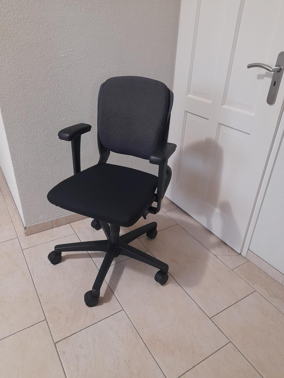 AHREND bureaustoel (verstelbaar) in goede nette staat !