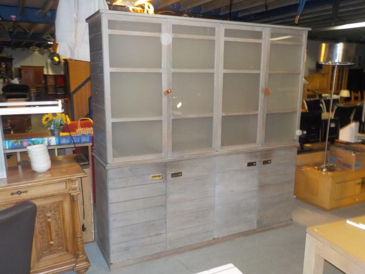 Geheel massief mooie kwaliteit wandmeubel in zeer goede staat