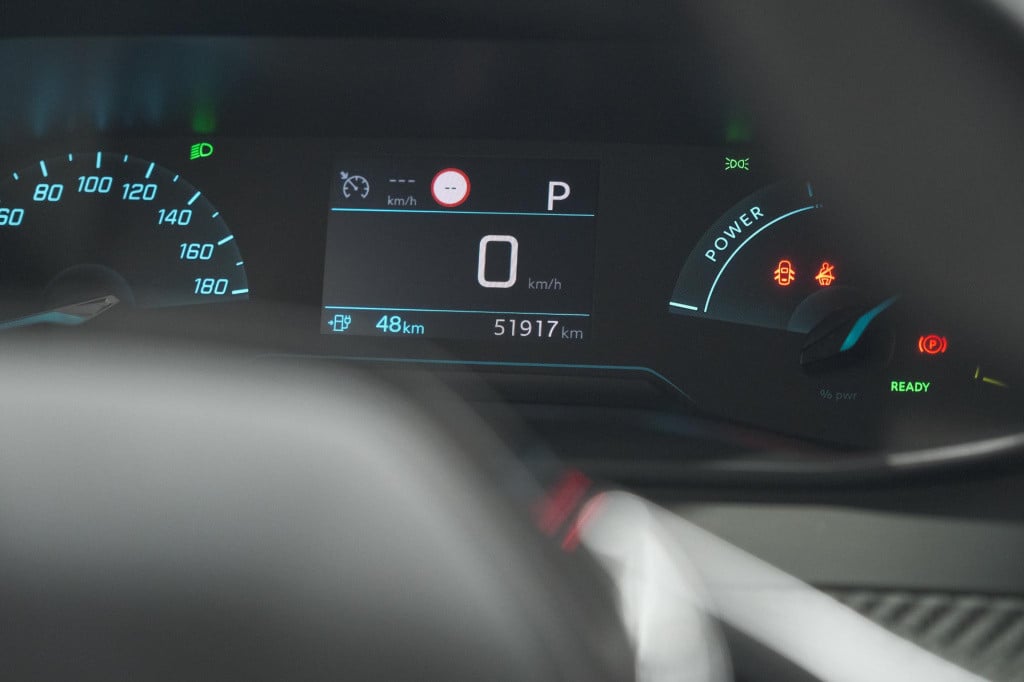 Peugeot 208 ev active pack 50 kwh | parkeersensoren | apple carplay | clima