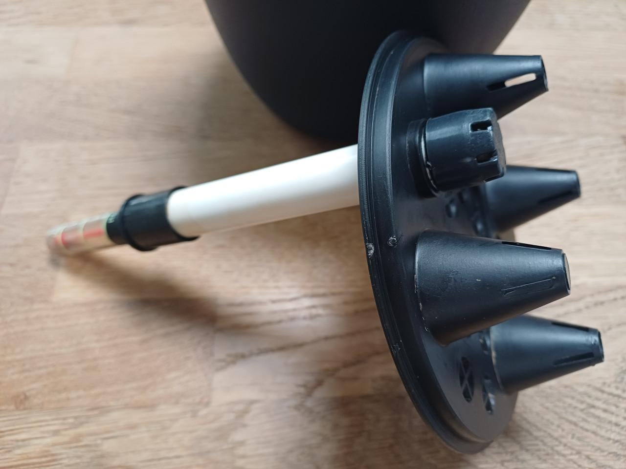Grijze (plastic) bloempotten met water indicator: makkelijk!