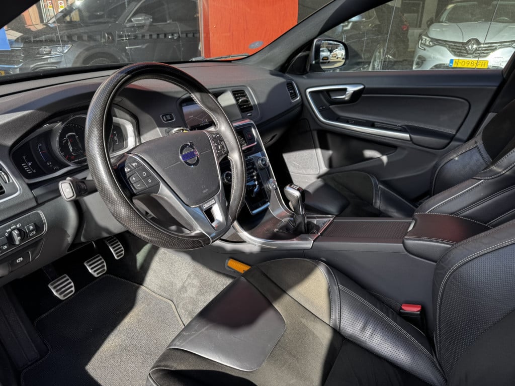 Volvo V60 2.0 t3 r-design | trekhaak | on-call | 18" lmv