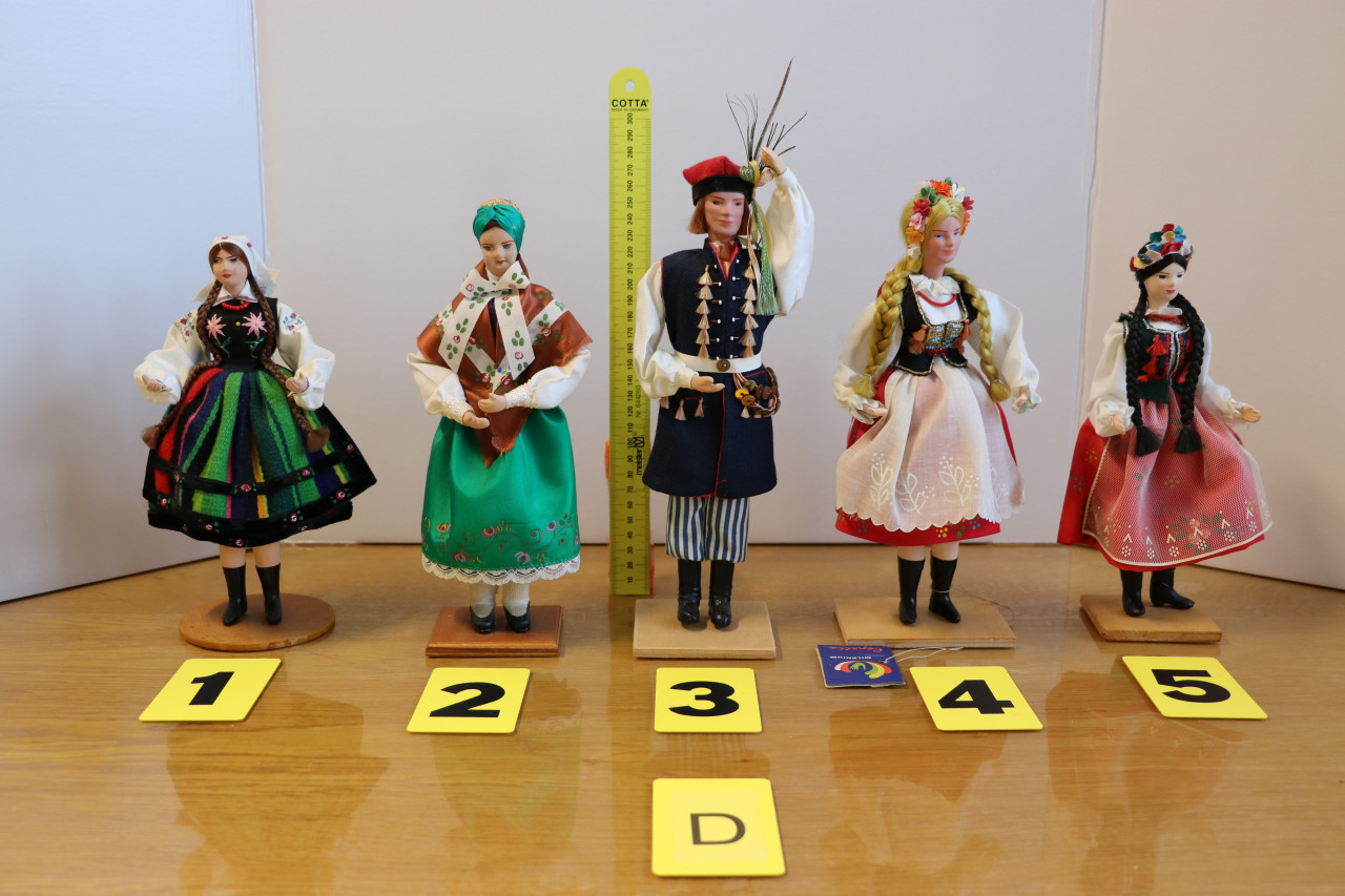 Klederdracht poppen uit Polen 13 cm: A.1 t/m 3 : 1 persoon €.5,00 p.stuk.